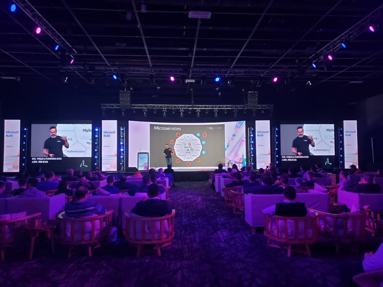 Elder Moraes palestrando no Microsoft Build